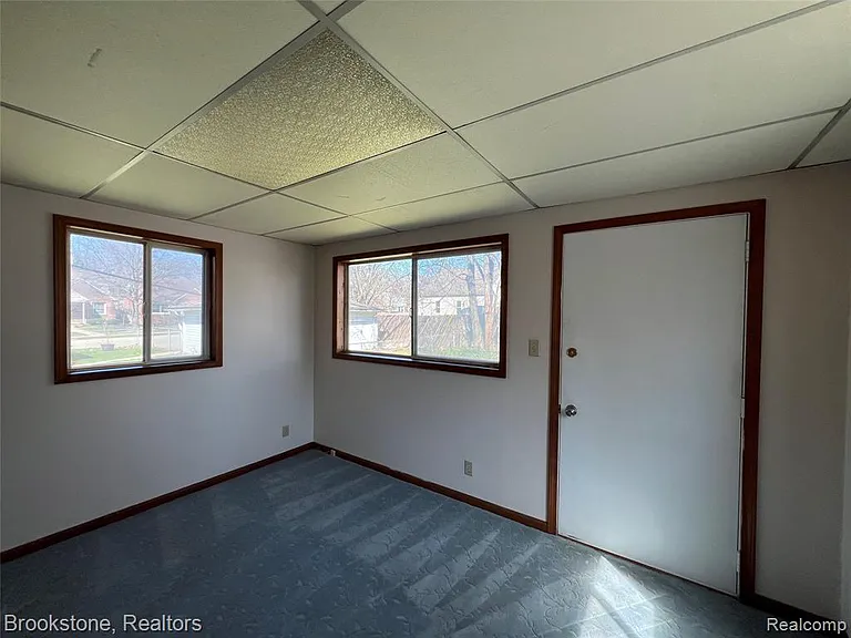 23280 Forest St — Photo 17