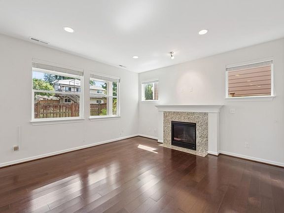 Living room w/ gas fireplace