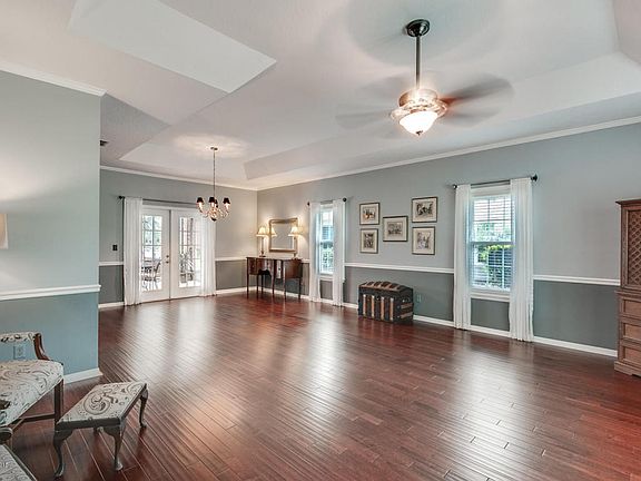 5th image of 685 Woodbridge Dr