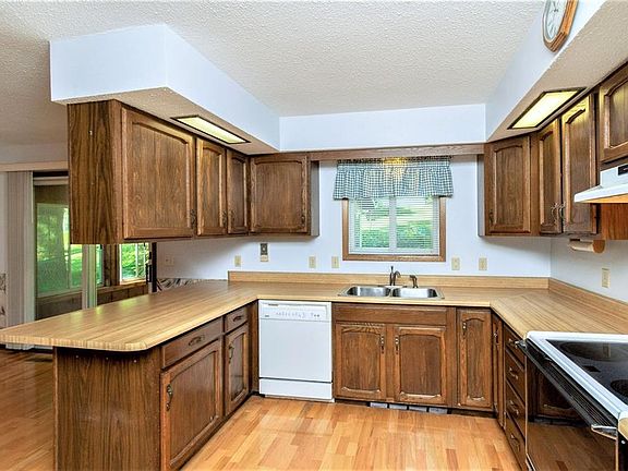 4th image of 5050 Charter Oak Ln SE