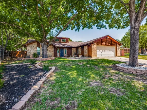 6737 Greendale Ct, North Richland Hills, TX 76182