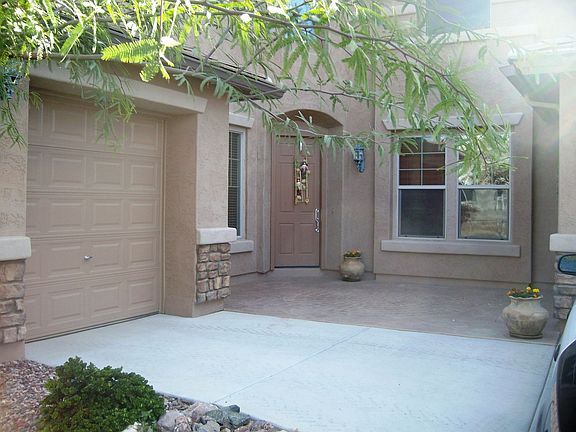 BEAUTIFUL ENTRYWAY