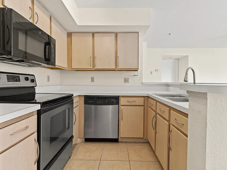 7330 Westpointe Blvd #421 — Photo 6