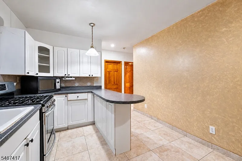 4 bed, 2.0 bath, $2,500 — Photo 2