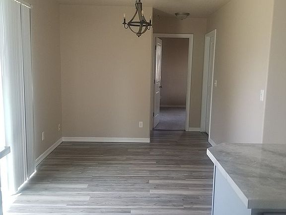 4th image of 912 N Douglas Ave