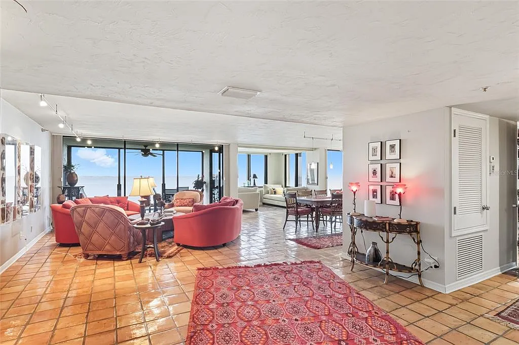 2 bed, 2.5 bath, 2516 sqft, $9,650 — Photo 3