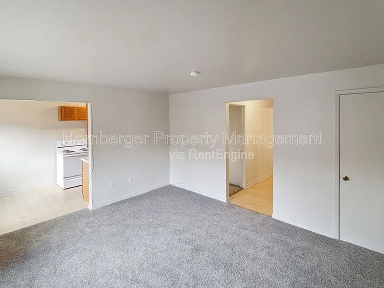724 W Maxwell Ave — Photo 3