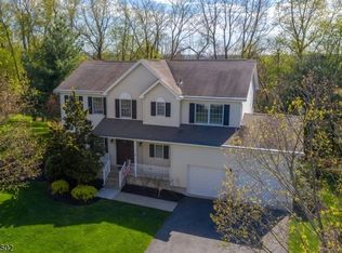 3 Fieldstone Dr, Clinton, NJ 08809