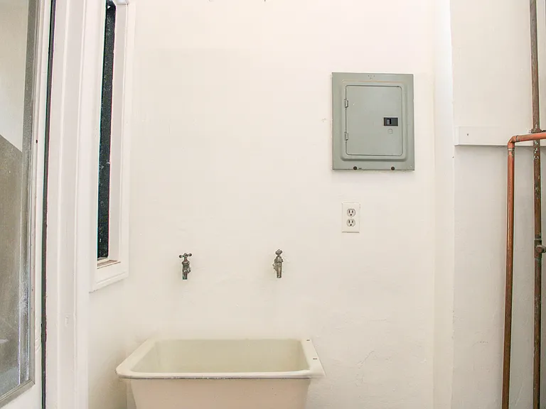 361 N Sierra Bonita Ave #A — Photo 26