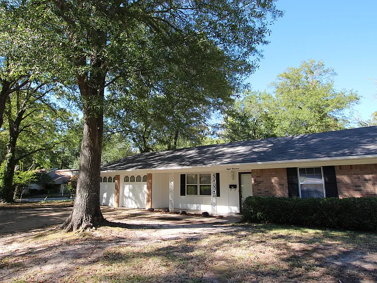 800 Rhodes Dr — Photo 2