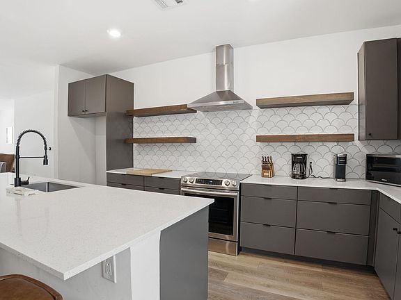 2nd image of 2709 E 5th St #1306