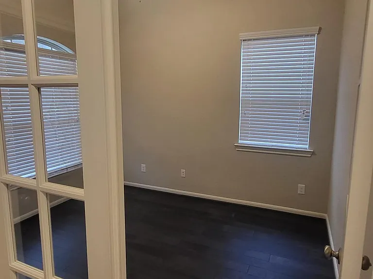 6411 Hunters Way Ln — Photo 4