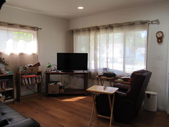 2nd image of 2871 Lake St