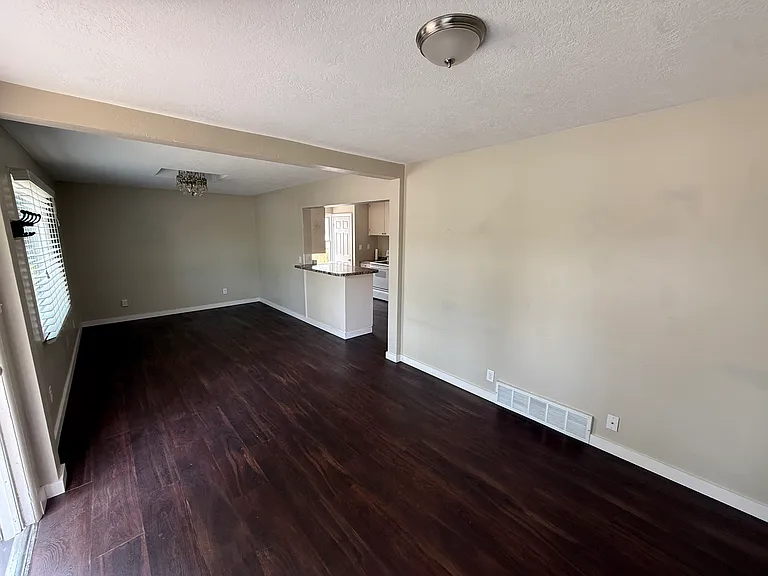 1015 Stephens Ave — Photo 6