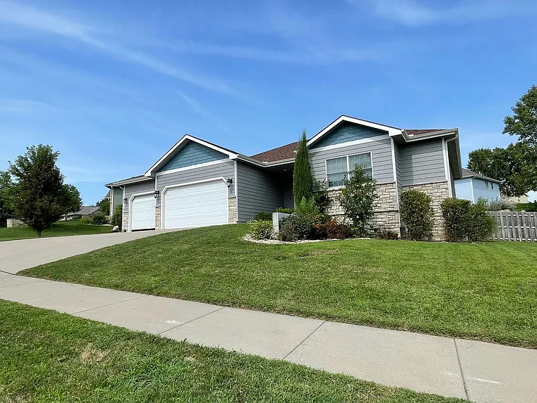 825 Locharno Dr — Photo 2
