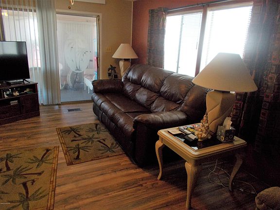 5th image of 819 Wren Cir