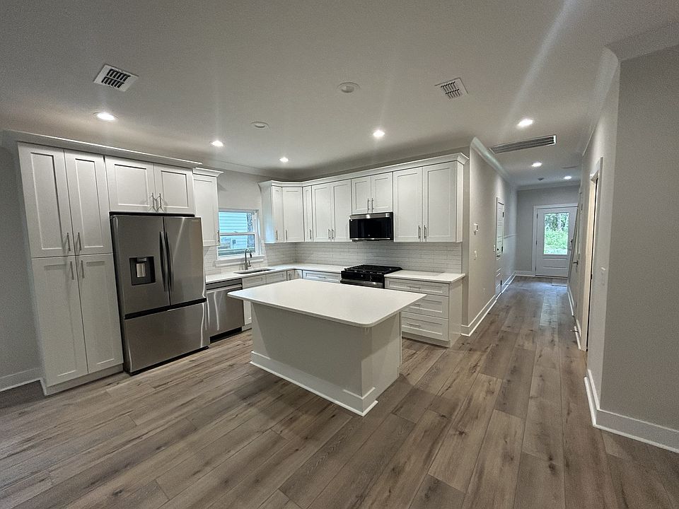 Stainless steel appliances, gas range, gas water heater