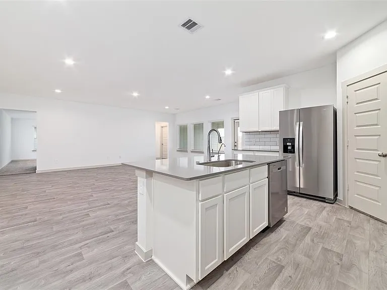 7207 Sunbreeze Ln — Photo 8