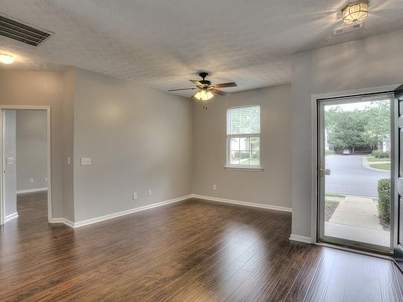 4th image of 512 W Oaks Dr