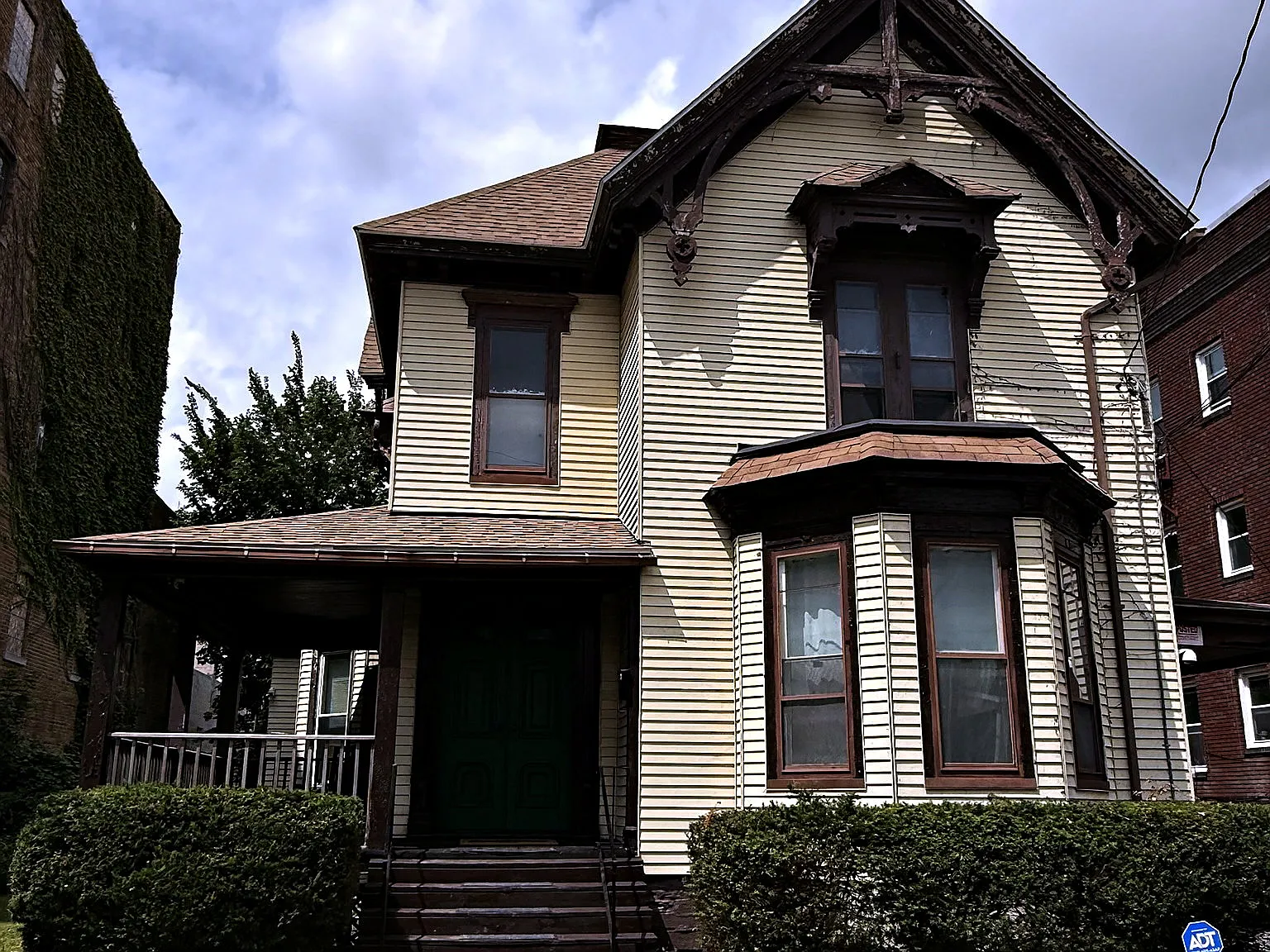 6 bed, 2775 sqft, $3,570 — Photo 2