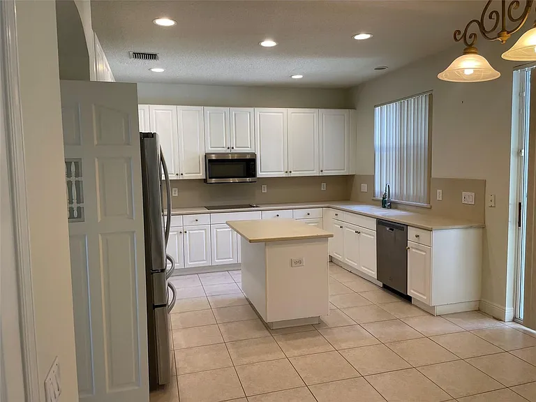10225 NW 60th Pl — Photo 6