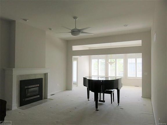 Elegant Open Floor Plan. 31327024