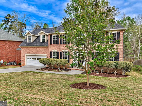 3rd image of 395 Barnsley Dr