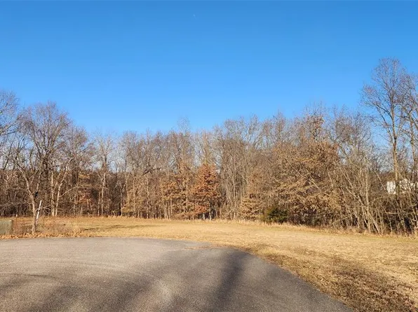 8 Summers Breeze Ct, Hawk Point, MO 63349