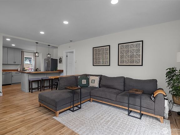 4th image of 206 Hewitt Avenue