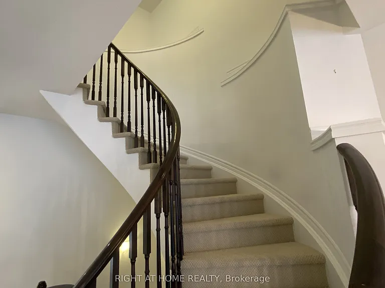 1119 Tischart Cres — Photo 13