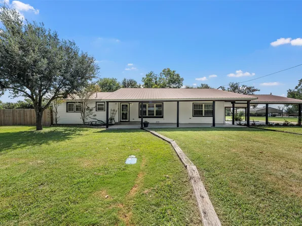 703 E Hackberry St, Lott, TX 76656