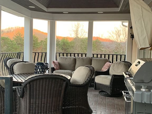 Coverd back porch with great