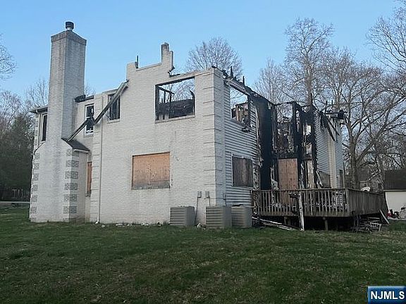 3rd image of 18 Lake Rd