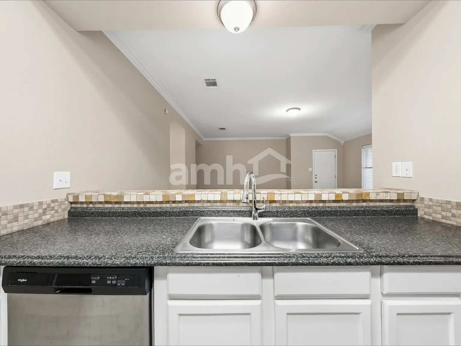 3 bed, 2.0 bath, 1593 sqft, $2,050 — Photo 4