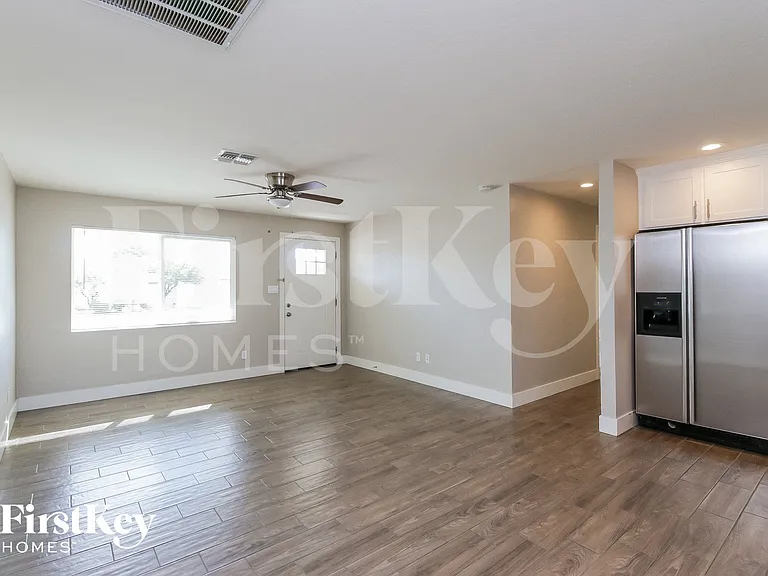 3412 E Claire Dr — Photo 2