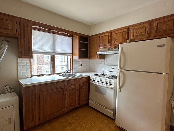 4th image of 271 Mason Ave Floor 2