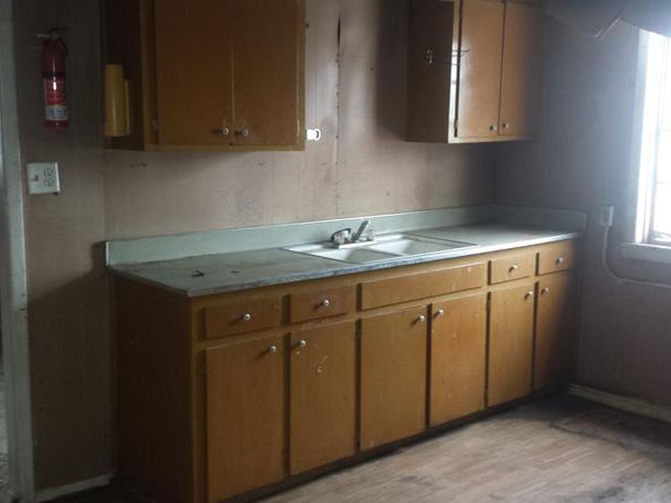2nd image of 809 N Van Buren St
