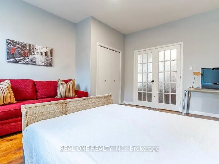 118 Queen St S #1 — Photo 4