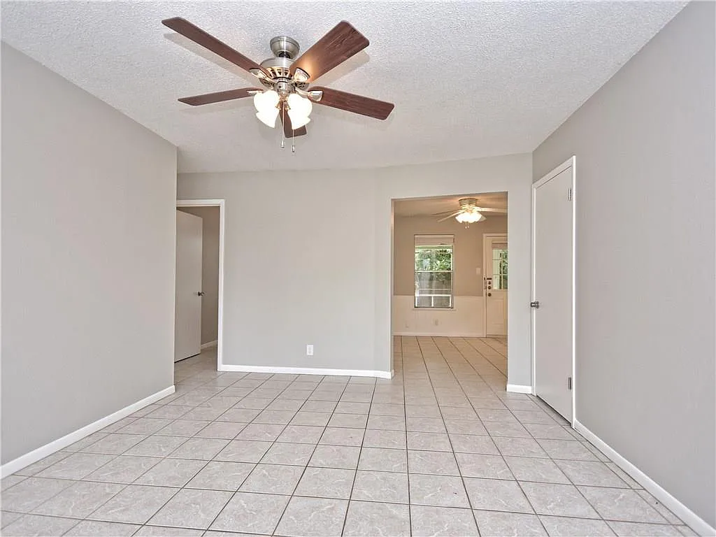 3 bed, 1.0 bath, 952 sqft, $1,995 — Photo 4