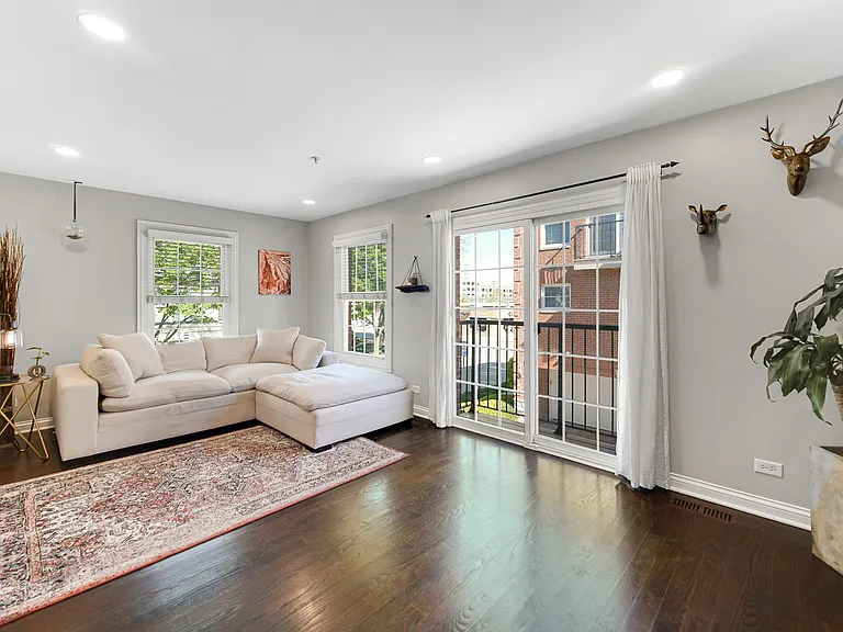 101 S Evergreen Ave #12G — Photo 2