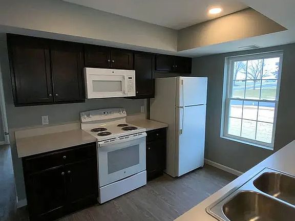 3rd image of 200 Larkspur Ln #103