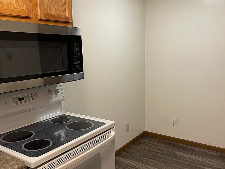 612 E Court St #9 — Photo 3