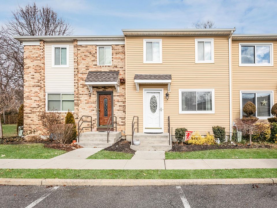 1st image of 17 Townhouse Dr