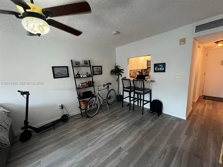 950 Euclid Ave #211 — Photo 3