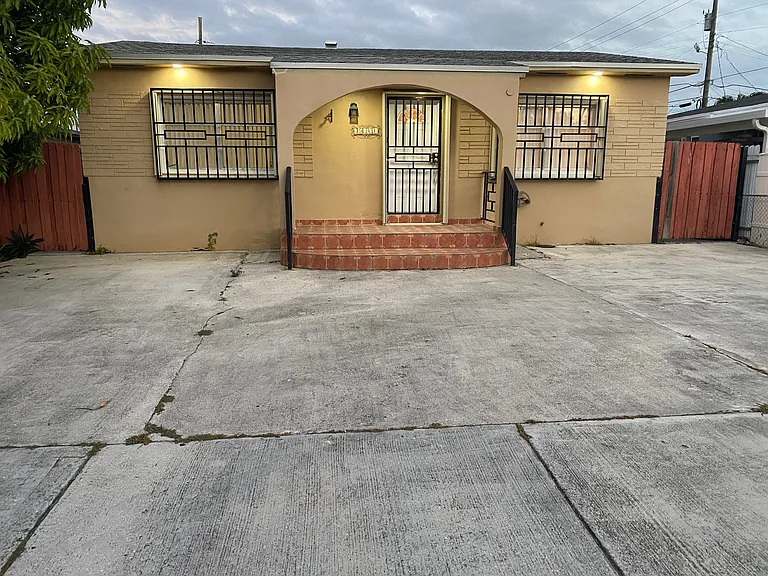 3611 SW 97th Ave — Photo 1