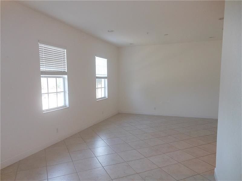 1st image of 6989 Lakeside Cir N