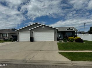 1018 Calvert Dr, Bismarck, ND 58503