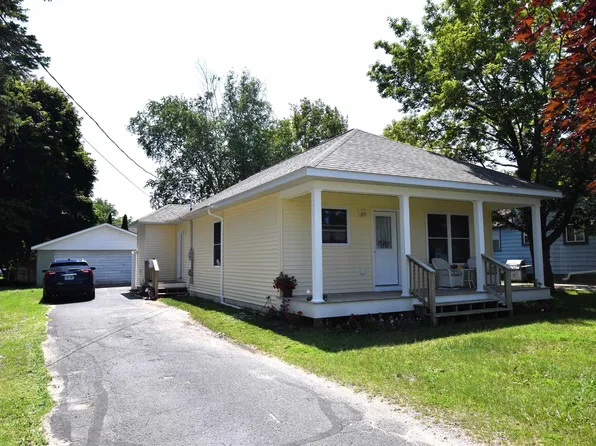 108 Saint Marys Dr, Charlevoix, MI 49720