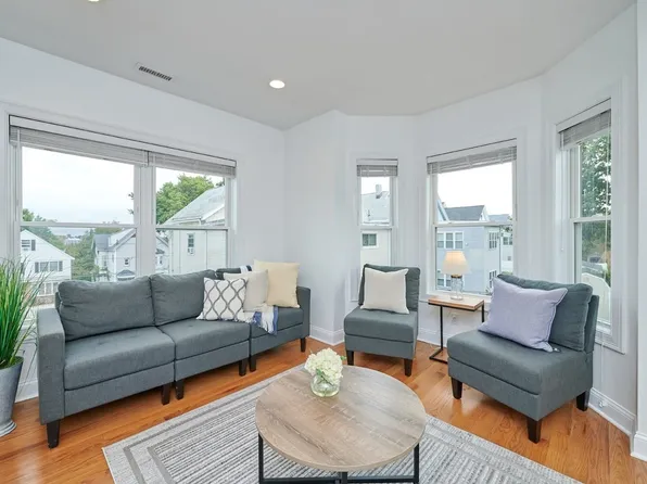 56 Hooper St Unit 2R, Chelsea, MA 02150