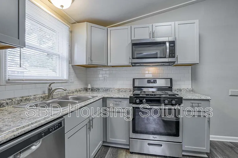 1 bed, 1.0 bath, $925 — Photo 3